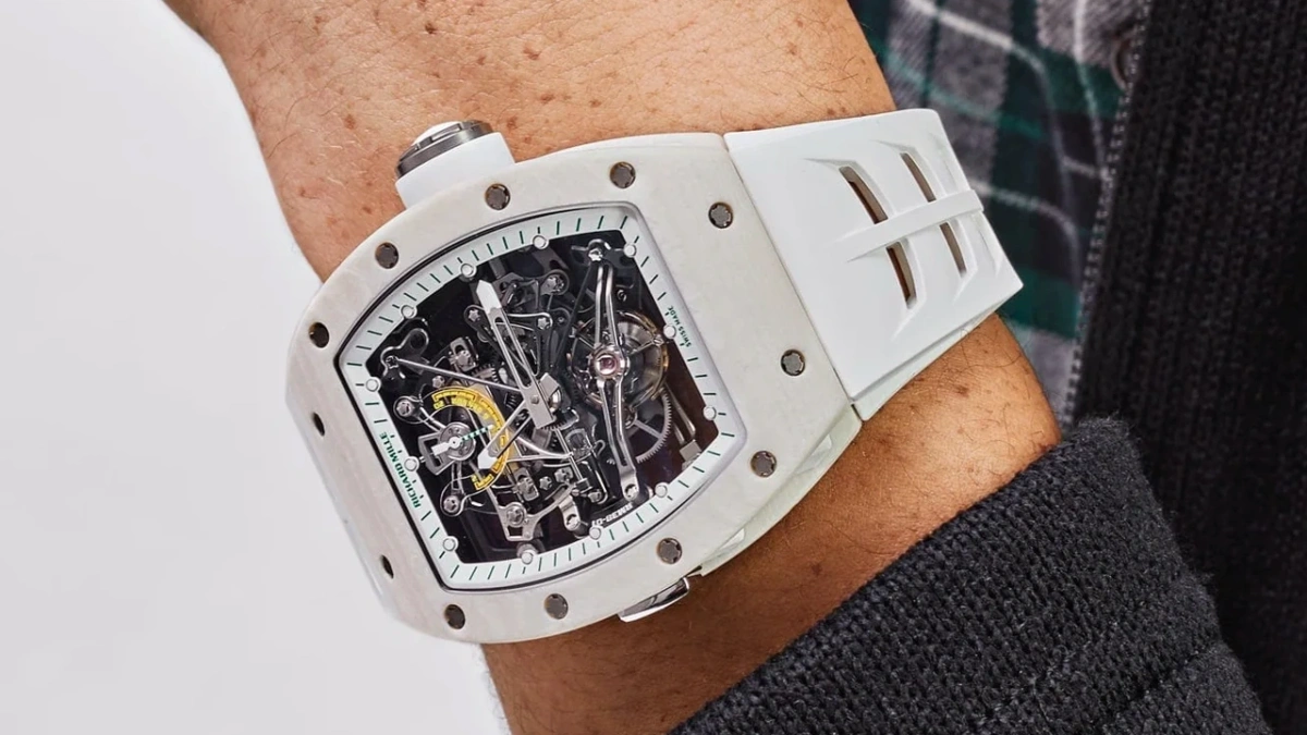 Richard Mille Bubba Watson Skelett-Uhr mit weißem Gehäuse am Handgelenk