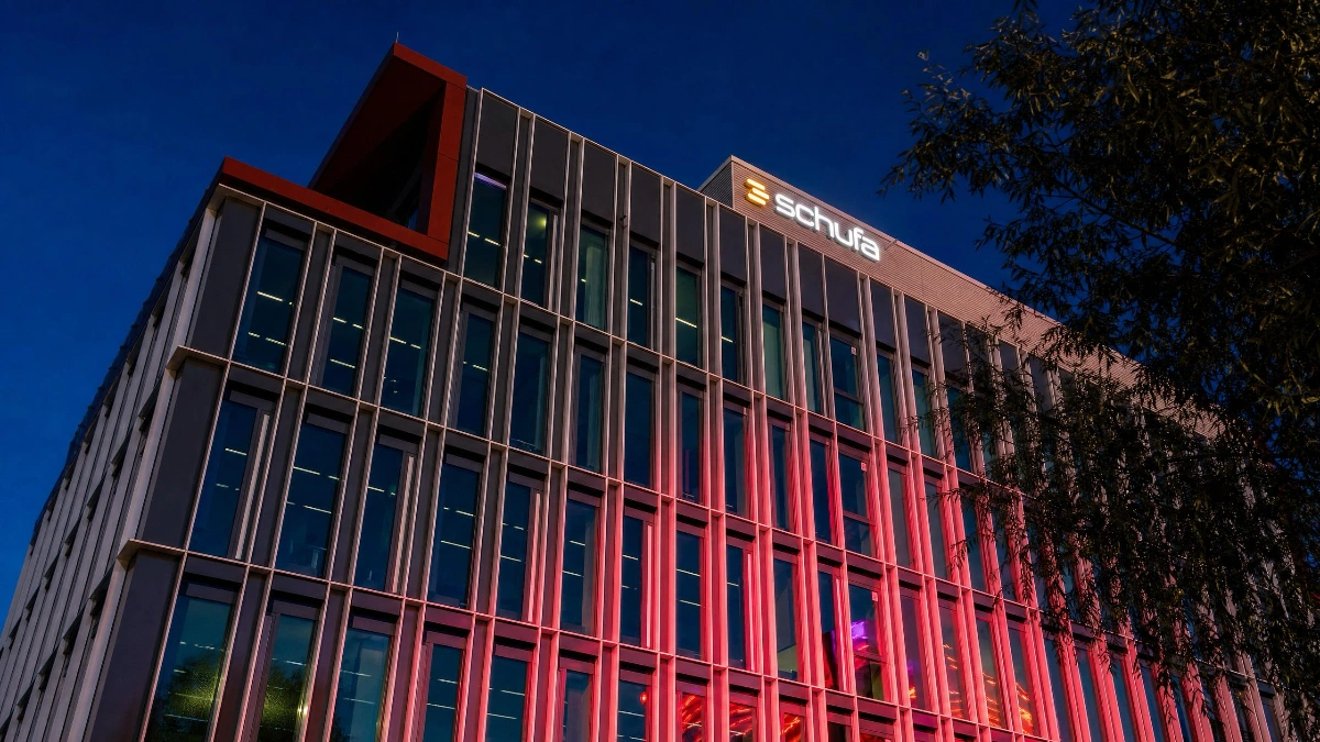 Schufa-Gebäude bei Nacht mit roter Beleuchtung